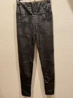 Load image into Gallery viewer, Camo Print Gloss legging